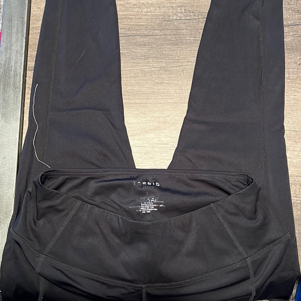 PERFORMANCE CORE CROP ACTIVE LEGGING WITH SIDE POCKETS.